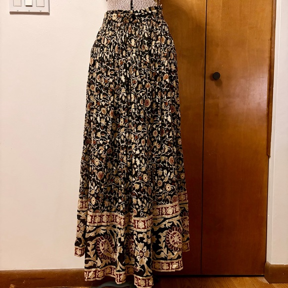 White Stag Dresses & Skirts - Vintage 90’s boho White Stag Black & tan Floral peasant Maxi Skirt